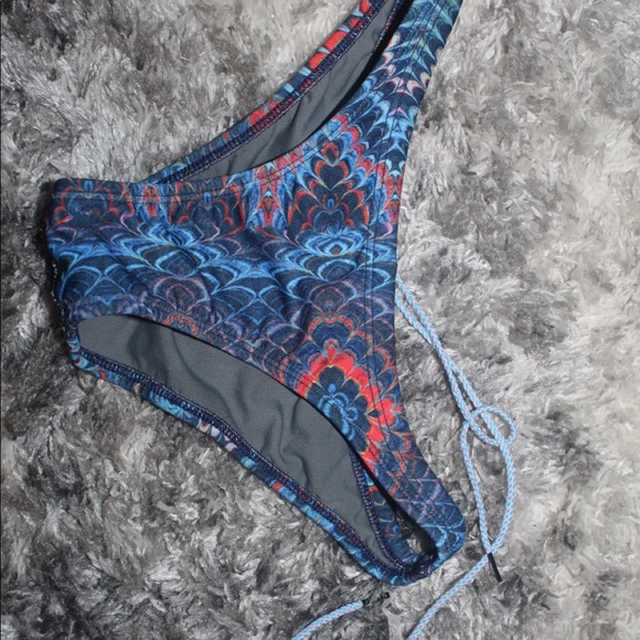 Kneeskins, bikini bottoms, and one pieces - Picture 4 of 7